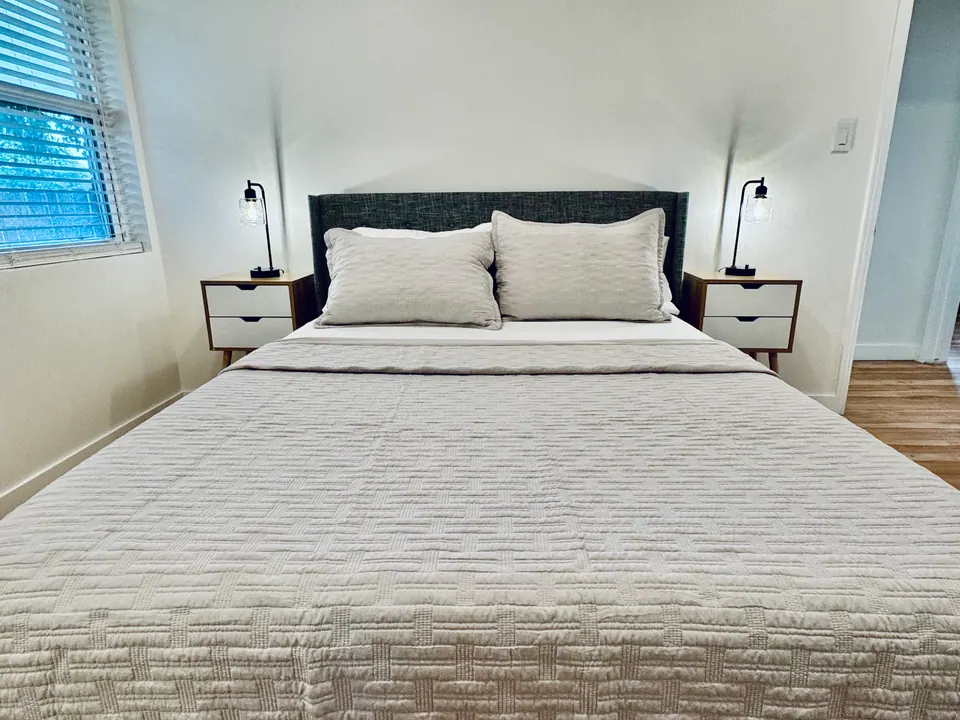 Queen bed with crisp linens