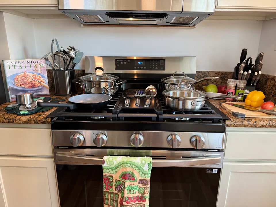Gas range with cookware and knives