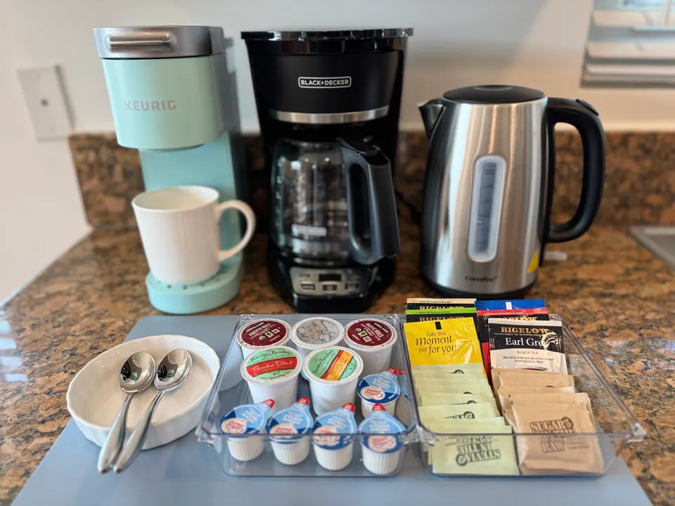 Coffee bar with Keurig, drip coffee maker, kettle and tea