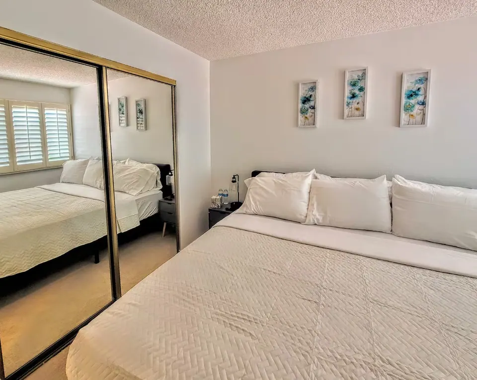 King bedroom with mirrored closet