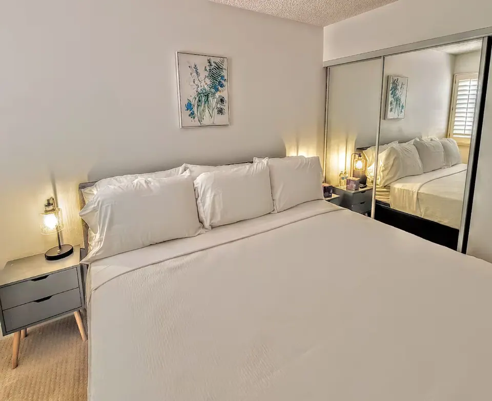King bed with bedside lamps