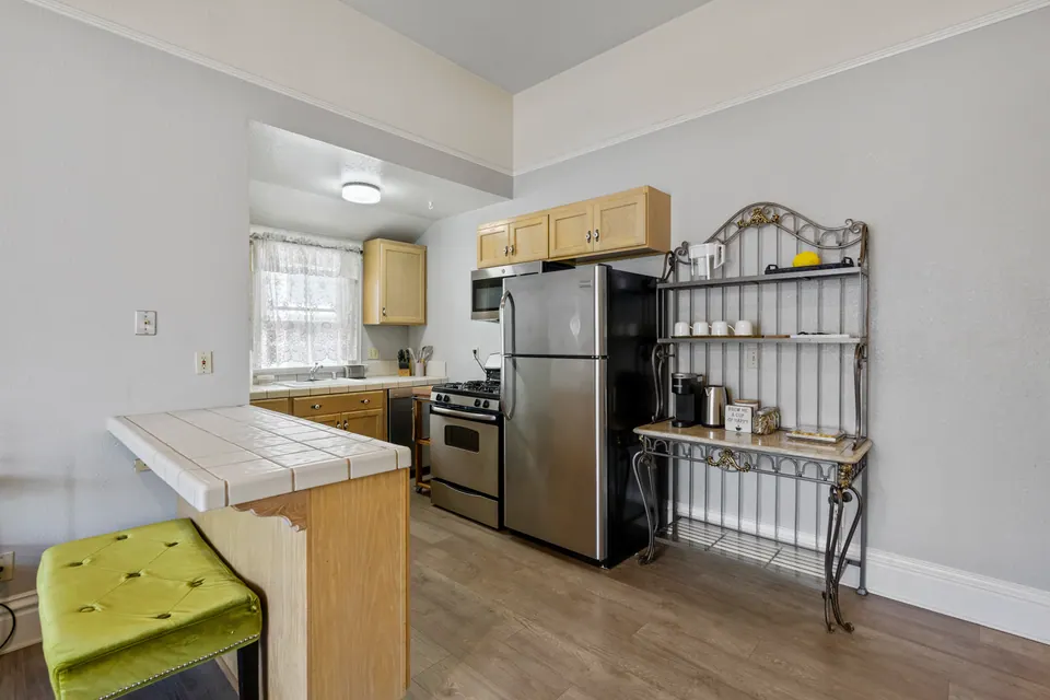 Kitchen with breakfast bar and baker’s rack